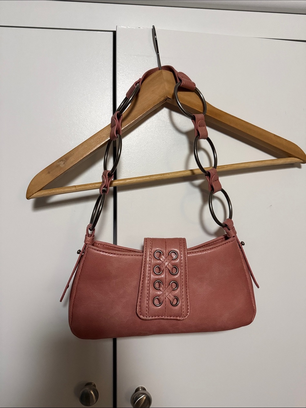 Chic Rose-Pink Shoulder Bag with Ring-Link Strap